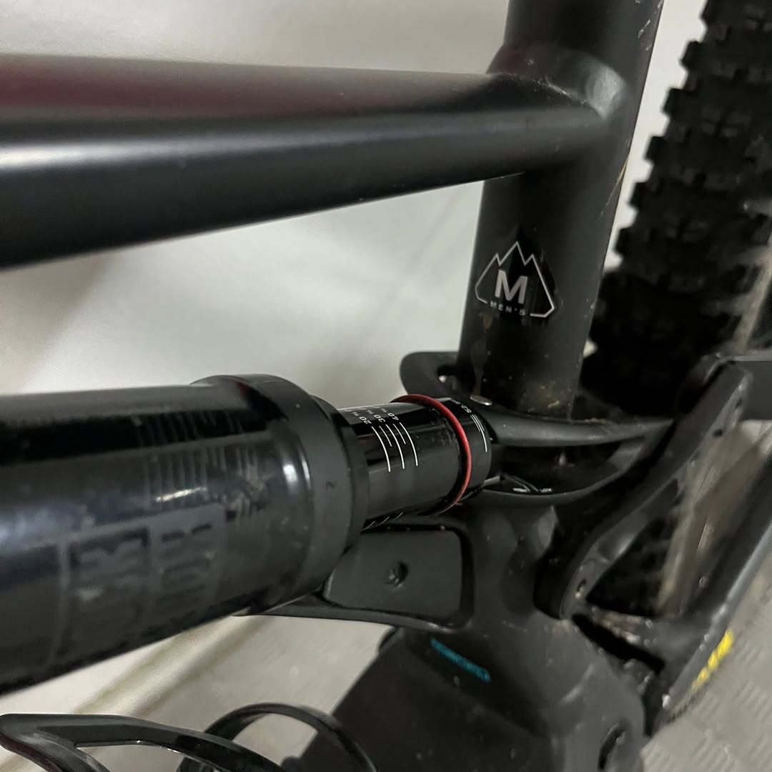 Detalle de suspensión y manillar de una MTB