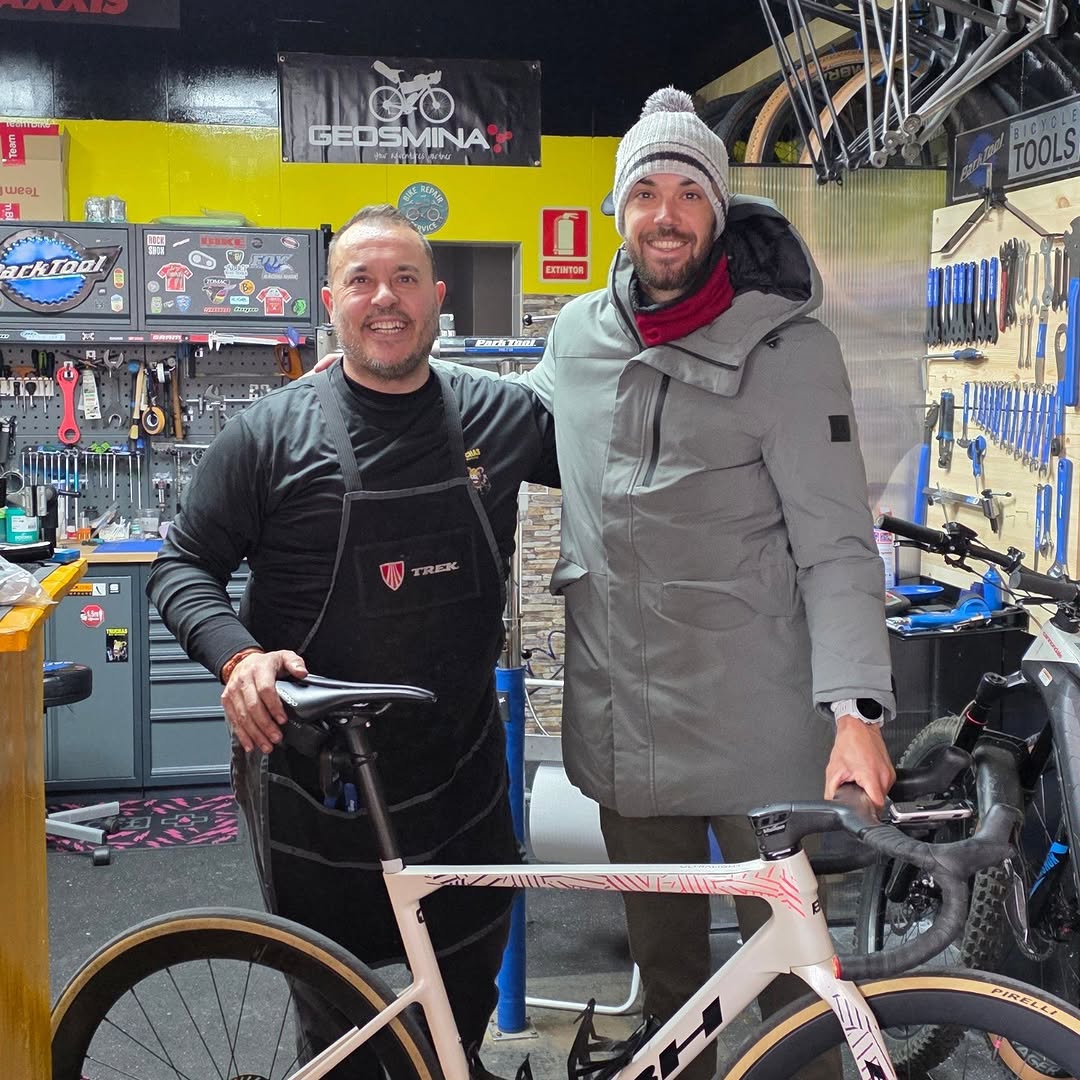Mecánico de Truchas Bike Workshop atendiendo a un cliente en el taller